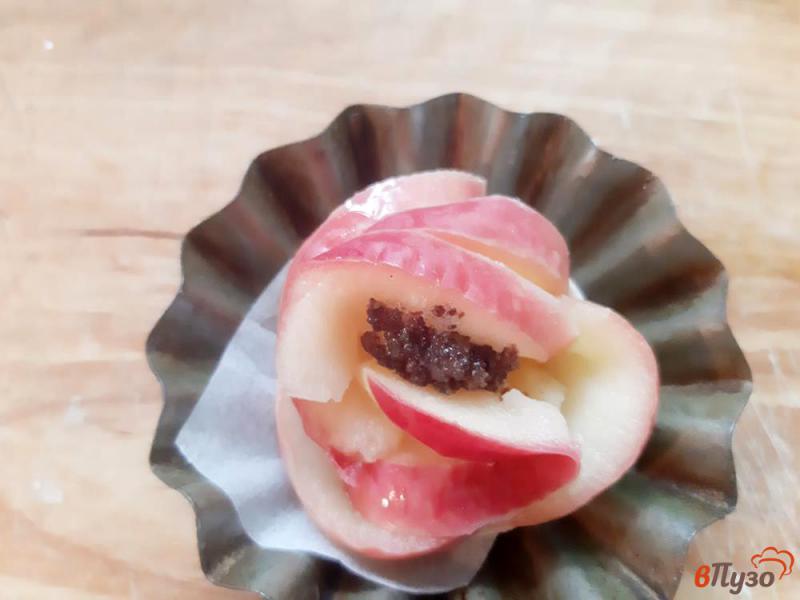 Фото приготовление рецепта: Яблоки с маком в слоеном тесте шаг №6