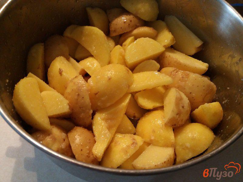Фото приготовление рецепта: Запеченный картофель с луком на курином жире шаг №2