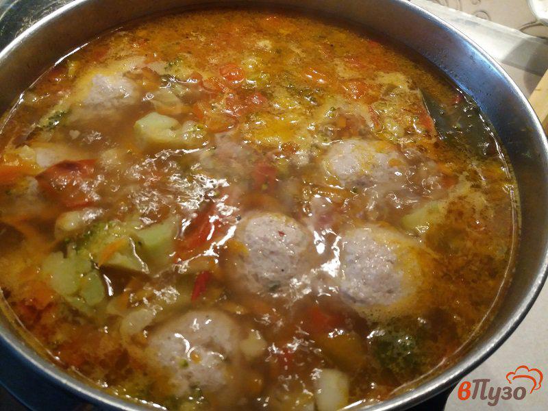Фото приготовление рецепта: Овощной суп с фрикадельками шаг №11