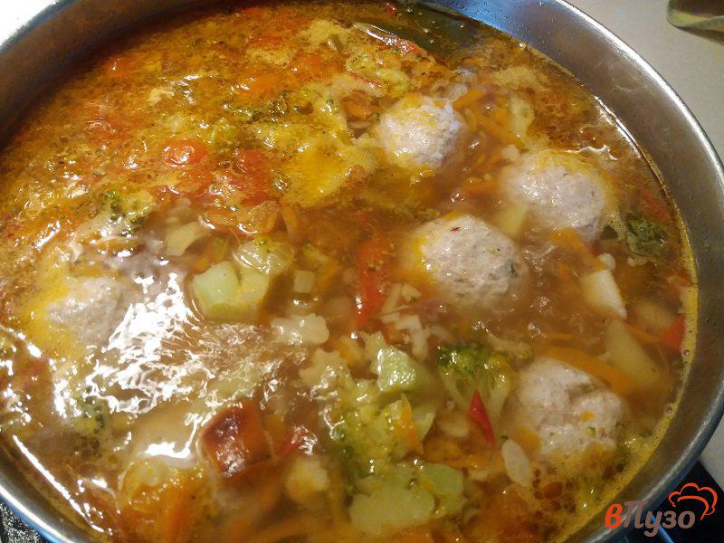 Фото приготовление рецепта: Овощной суп с фрикадельками шаг №12