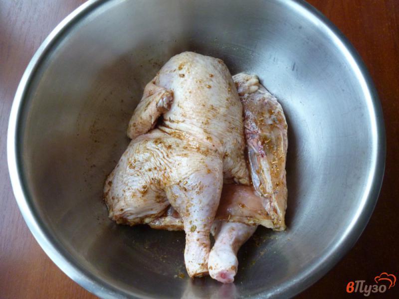 Фото приготовление рецепта: Цыпленок запеченный в духовке с овощами шаг №2