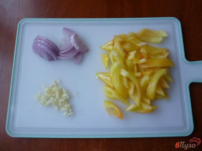 Фото приготовление рецепта: Цыпленок запеченный в духовке с овощами шаг №4