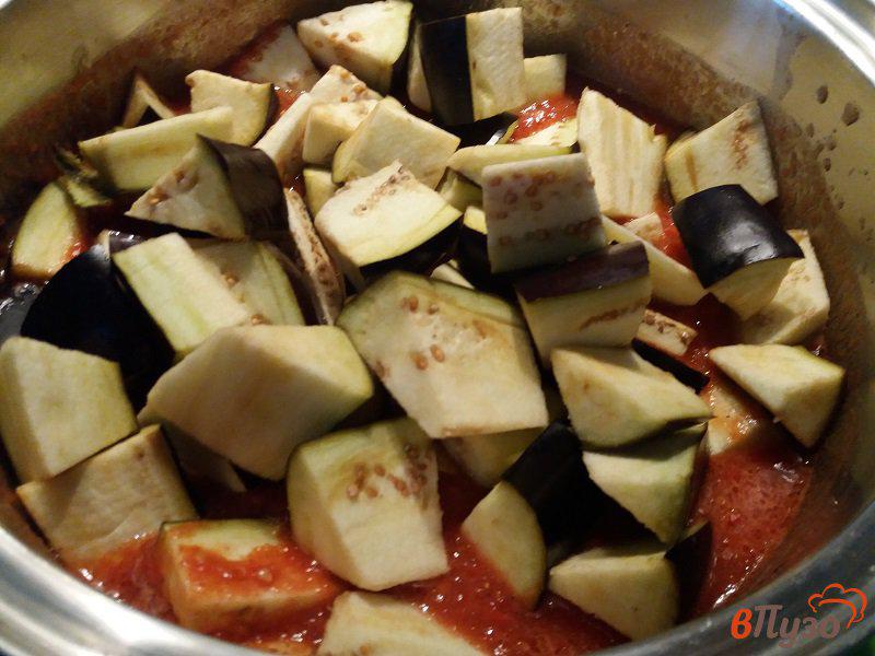 Фото приготовление рецепта: Баклажаны и болгарские перцы в томатном соусе на зиму шаг №7