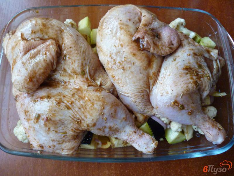 Фото приготовление рецепта: Цыпленок запеченный в духовке с овощами шаг №8
