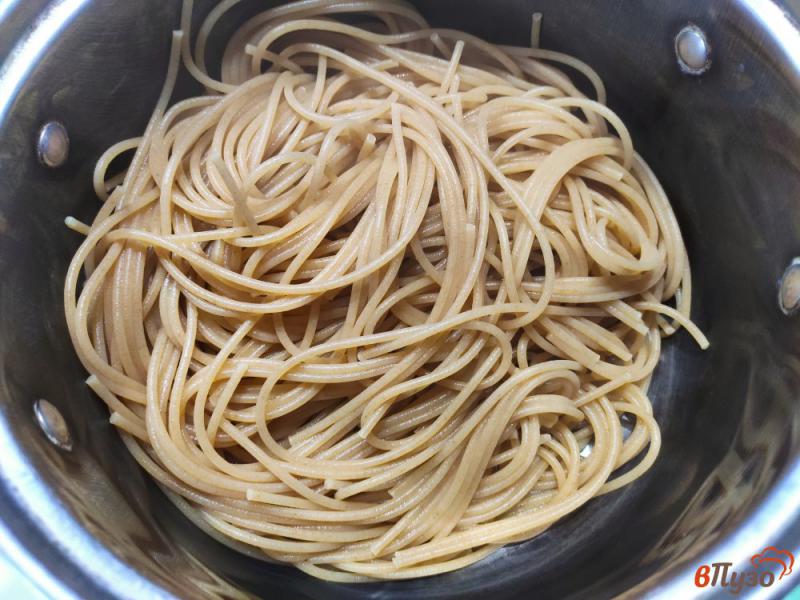 Фото приготовление рецепта: Гнезда из спагетти с куриными шариками шаг №4