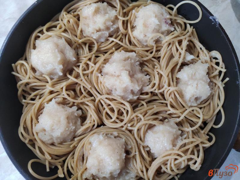 Фото приготовление рецепта: Гнезда из спагетти с куриными шариками шаг №6