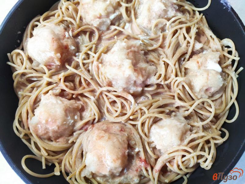 Фото приготовление рецепта: Гнезда из спагетти с куриными шариками шаг №7