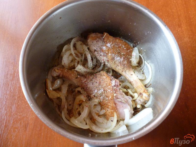 Фото приготовление рецепта: Утиные голени с карамелизированными яблоками шаг №3