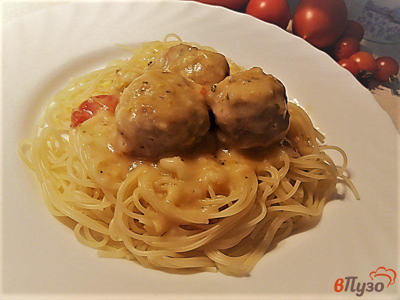 Фото приготовление рецепта: Спагетти с фрикадельками и черри в молочном соусе шаг №12