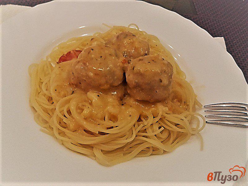 Фото приготовление рецепта: Спагетти с фрикадельками и черри в молочном соусе шаг №11