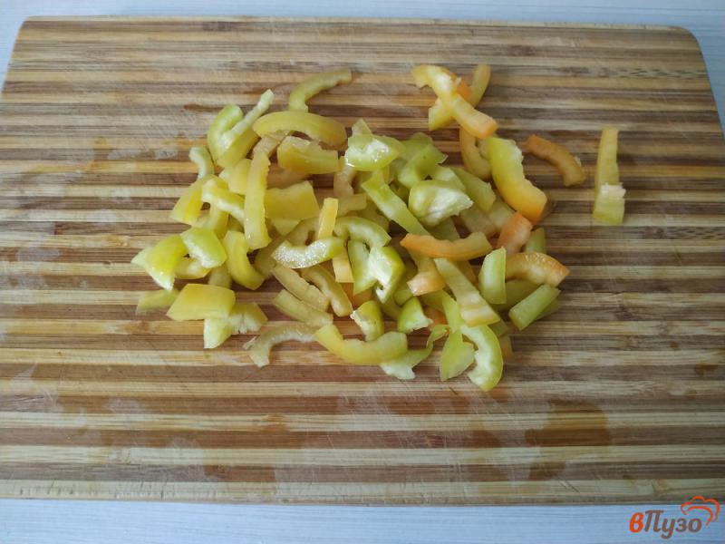Фото приготовление рецепта: Шакшука с помидорами луком и болгарским перцем шаг №3