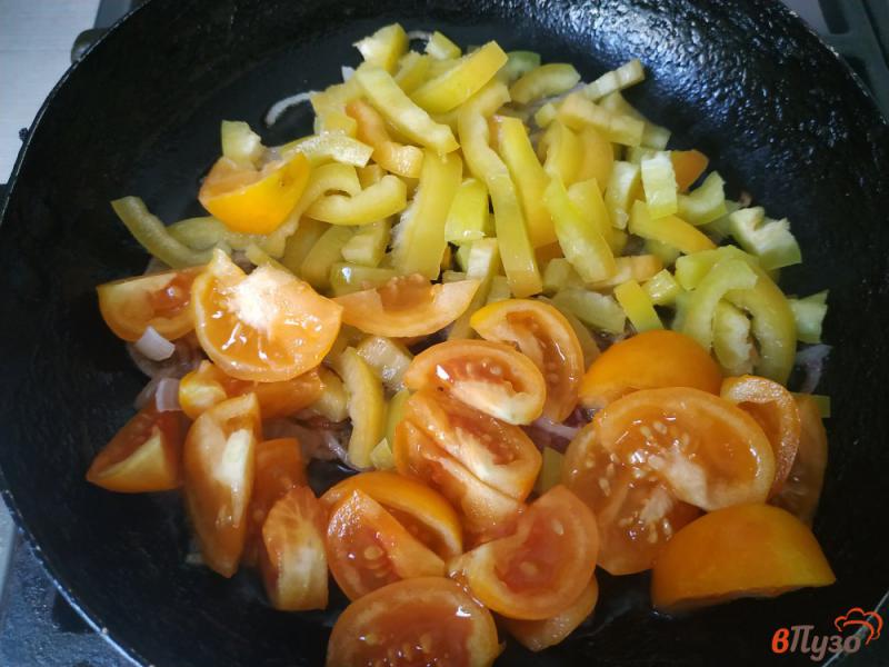Фото приготовление рецепта: Шакшука с помидорами луком и болгарским перцем шаг №5
