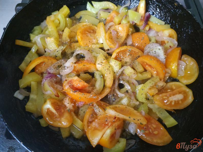 Фото приготовление рецепта: Шакшука с помидорами луком и болгарским перцем шаг №6