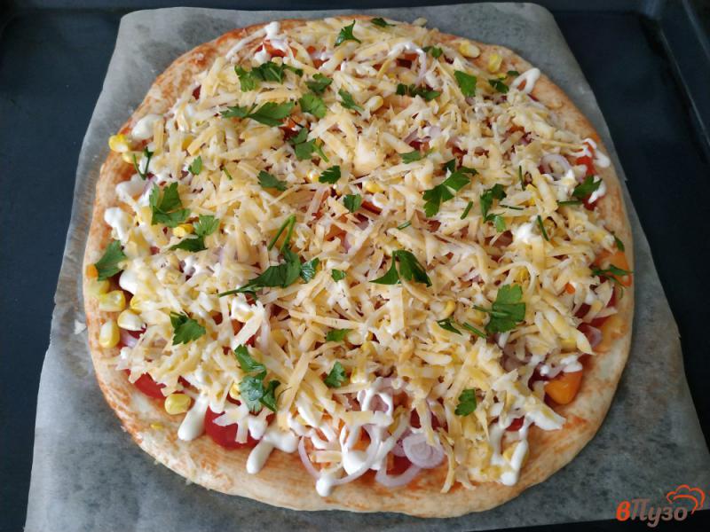 Фото приготовление рецепта: Овощная пицца с кукурузой шаг №14