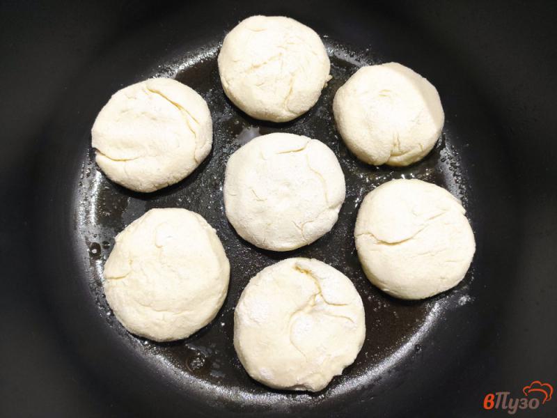 Фото приготовление рецепта: Ванильные сырники с манной крупой шаг №5