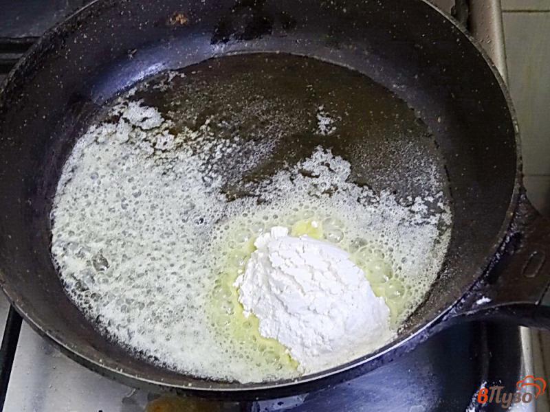 Фото приготовление рецепта: Шпинат со сметаной сыром и чесноком шаг №3