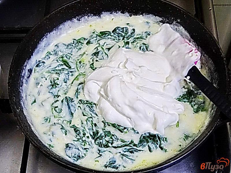 Фото приготовление рецепта: Шпинат со сметаной сыром и чесноком шаг №6