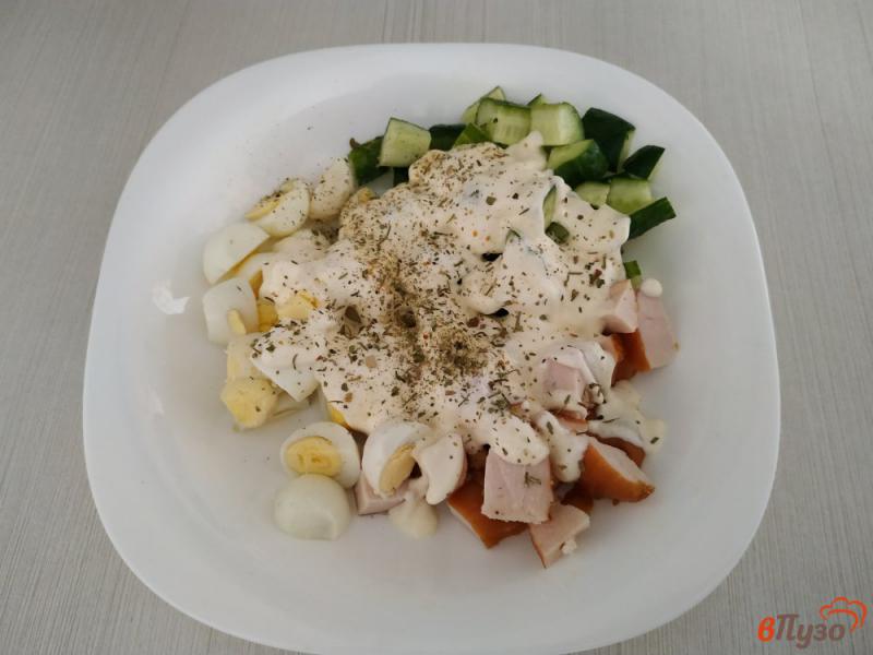 Фото приготовление рецепта: Салат с копчёной куриной грудкой шаг №5