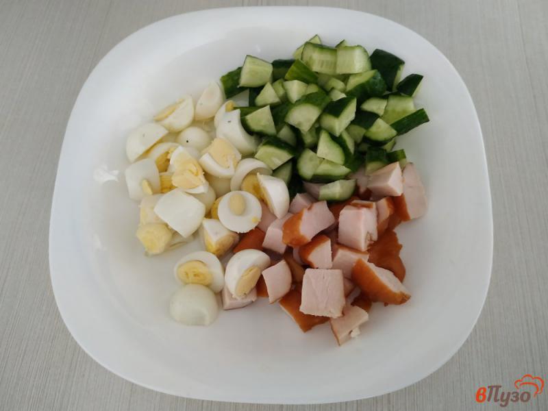 Фото приготовление рецепта: Салат с копчёной куриной грудкой шаг №4
