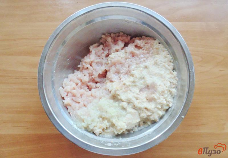 Фото приготовление рецепта: Куриные тефтели в сметанном соусе шаг №1