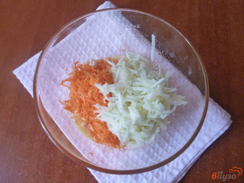 Фото приготовление рецепта: Оладьи из моркови и яблок шаг №3