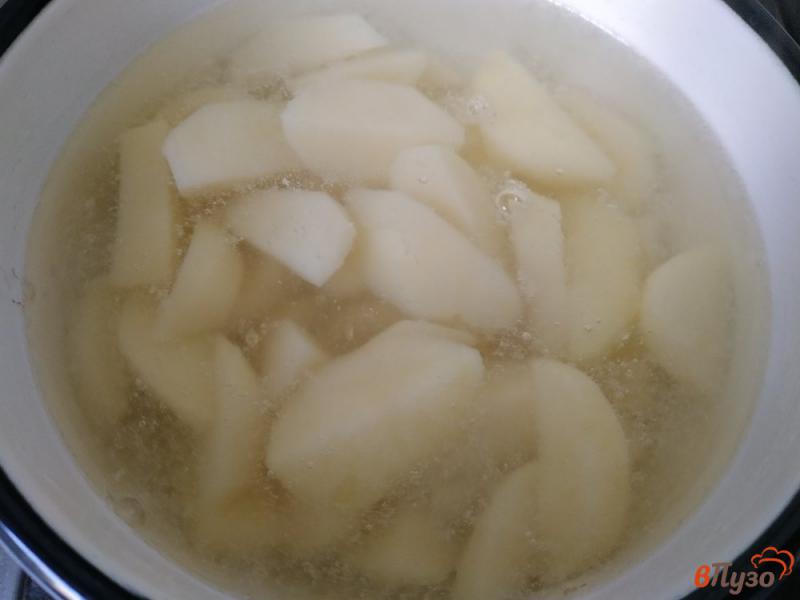 Фото приготовление рецепта: Картофельное пюре на молоке и перепелиных яйцах шаг №2