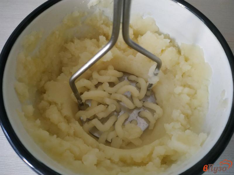 Фото приготовление рецепта: Картофельное пюре на молоке и перепелиных яйцах шаг №3