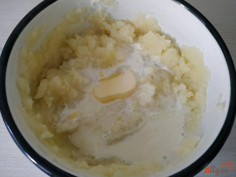 Фото приготовление рецепта: Картофельное пюре на молоке и перепелиных яйцах шаг №4