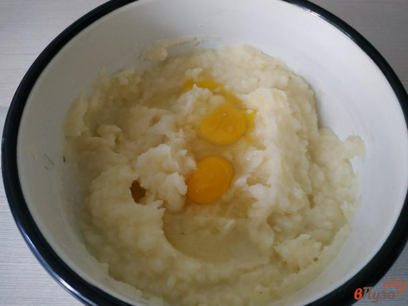 Фото приготовление рецепта: Картофельное пюре на молоке и перепелиных яйцах шаг №5