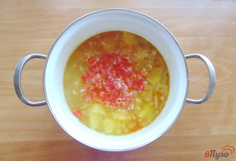 Фото приготовление рецепта: Фасолевый суп с помидором и чесноком шаг №5