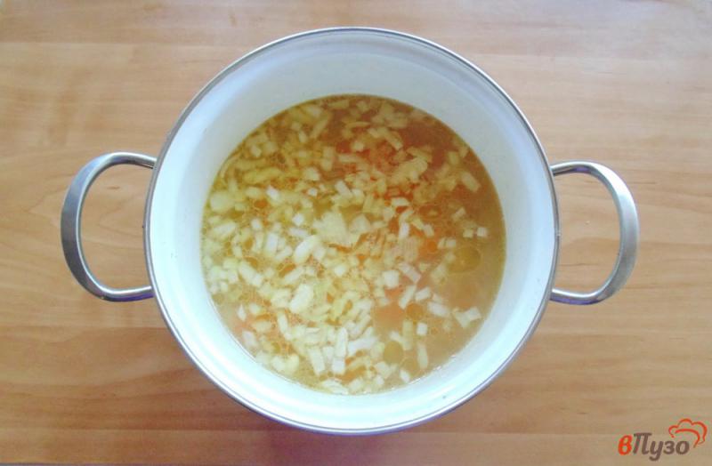Фото приготовление рецепта: Фасолевый суп с помидором и чесноком шаг №3