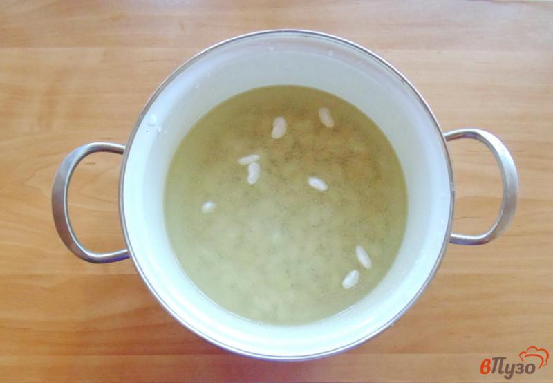 Фото приготовление рецепта: Фасолевый суп с помидором и чесноком шаг №1