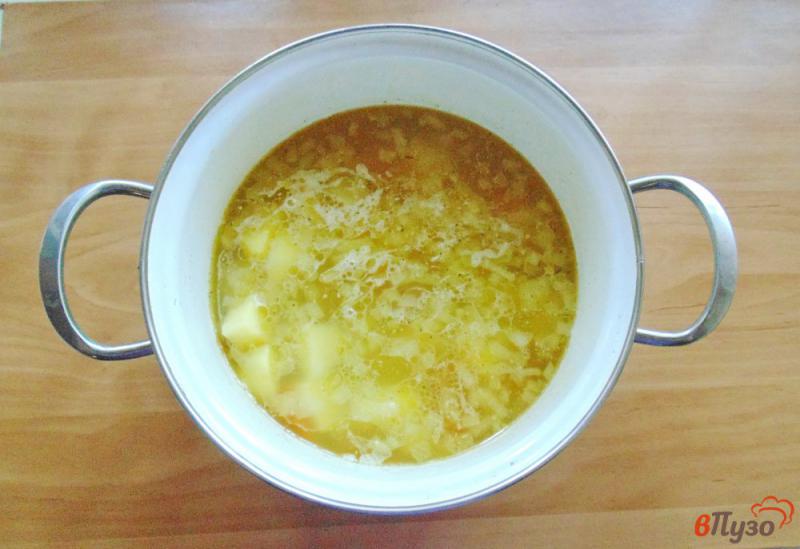 Фото приготовление рецепта: Фасолевый суп с помидором и чесноком шаг №4