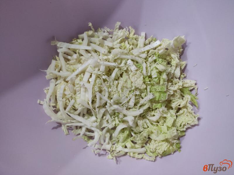 Фото приготовление рецепта: Салат из пекинской капусты с кукурузой шаг №3