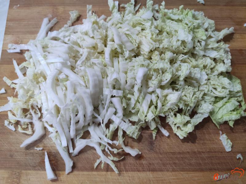 Фото приготовление рецепта: Салат из пекинской капусты с кукурузой шаг №2