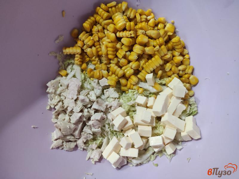 Фото приготовление рецепта: Салат из пекинской капусты с кукурузой шаг №6