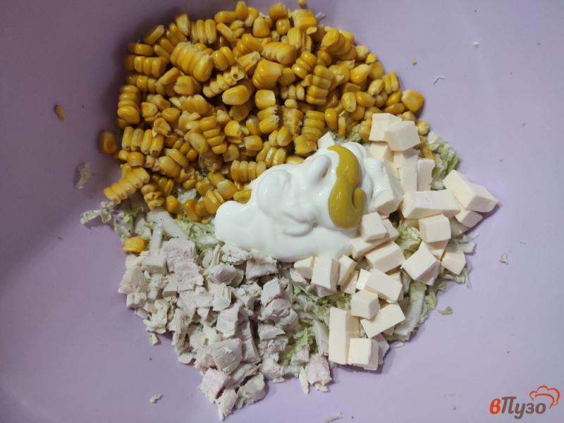 Фото приготовление рецепта: Салат из пекинской капусты с кукурузой шаг №7