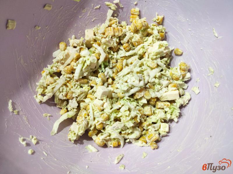 Фото приготовление рецепта: Салат из пекинской капусты с кукурузой шаг №8