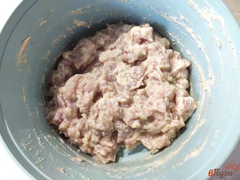 Фото приготовление рецепта: Рубленные куриные котлеты с манной крупой и сметаной шаг №3