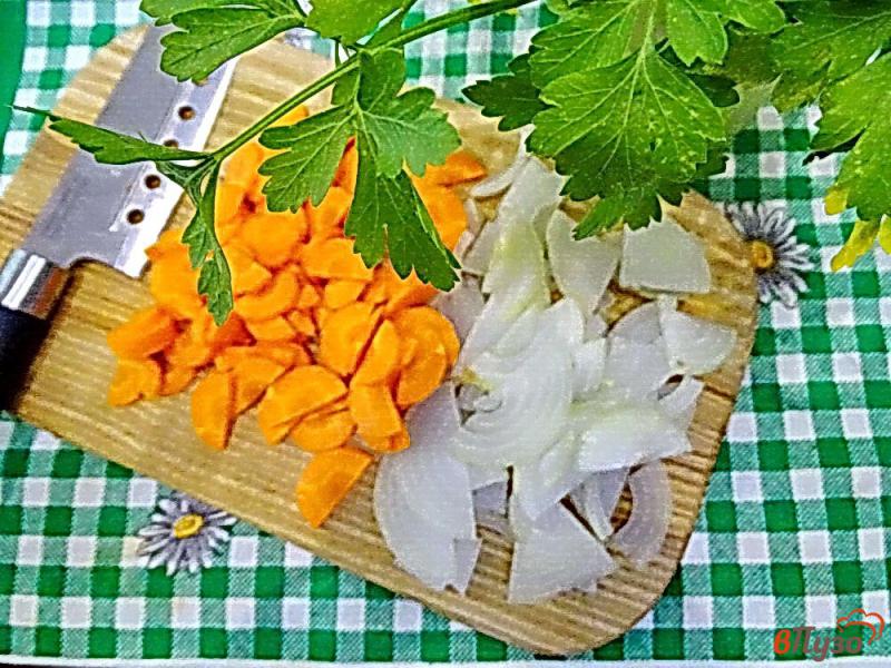 Фото приготовление рецепта: Картофель с овощами и куриными голенями шаг №5