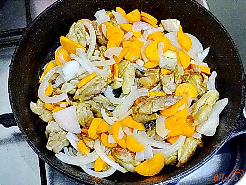 Фото приготовление рецепта: Картофель с овощами и куриными голенями шаг №8