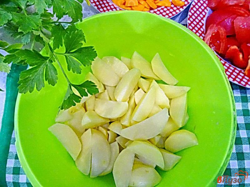 Фото приготовление рецепта: Картофель с овощами и куриными голенями шаг №7