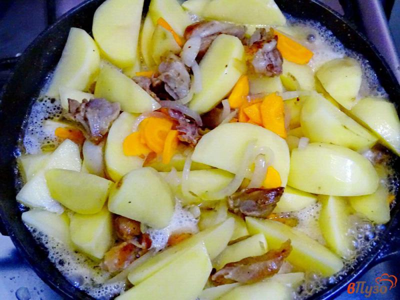 Фото приготовление рецепта: Картофель с овощами и куриными голенями шаг №10