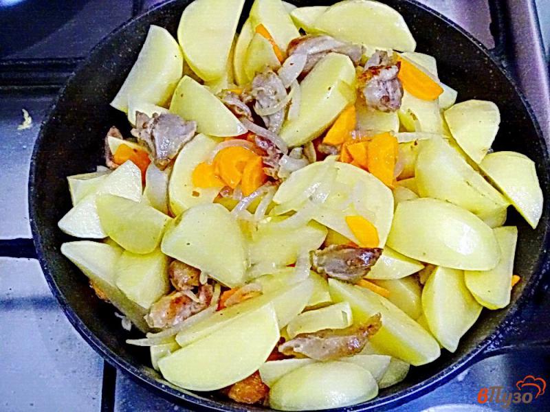 Фото приготовление рецепта: Картофель с овощами и куриными голенями шаг №9
