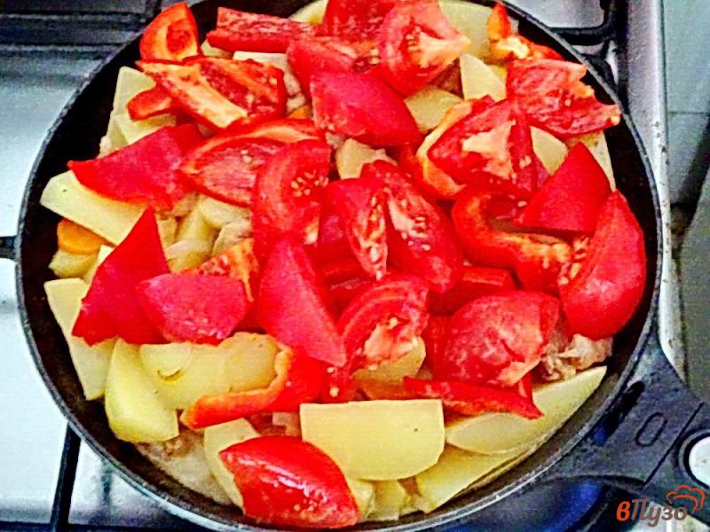Фото приготовление рецепта: Картофель с овощами и куриными голенями шаг №11