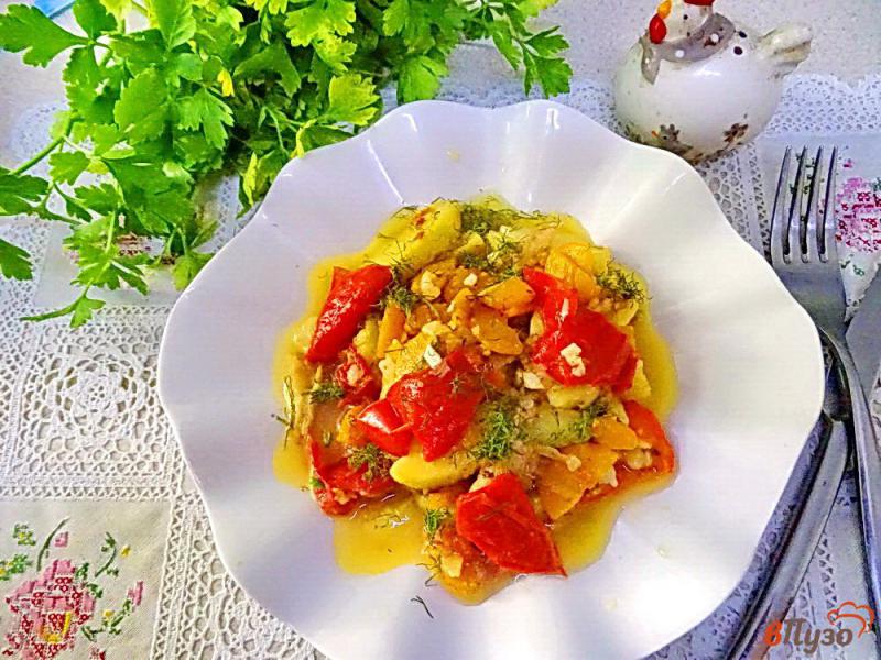 Фото приготовление рецепта: Картофель с овощами и куриными голенями шаг №13