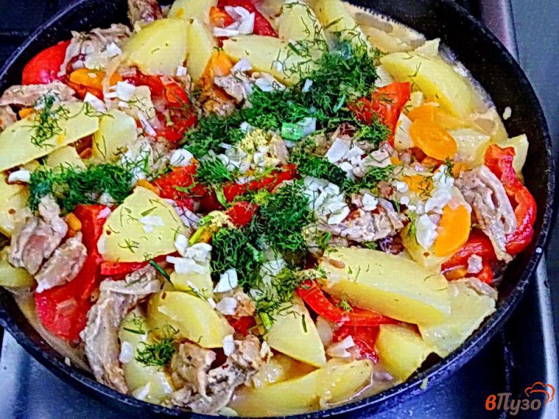 Фото приготовление рецепта: Картофель с овощами и куриными голенями шаг №12