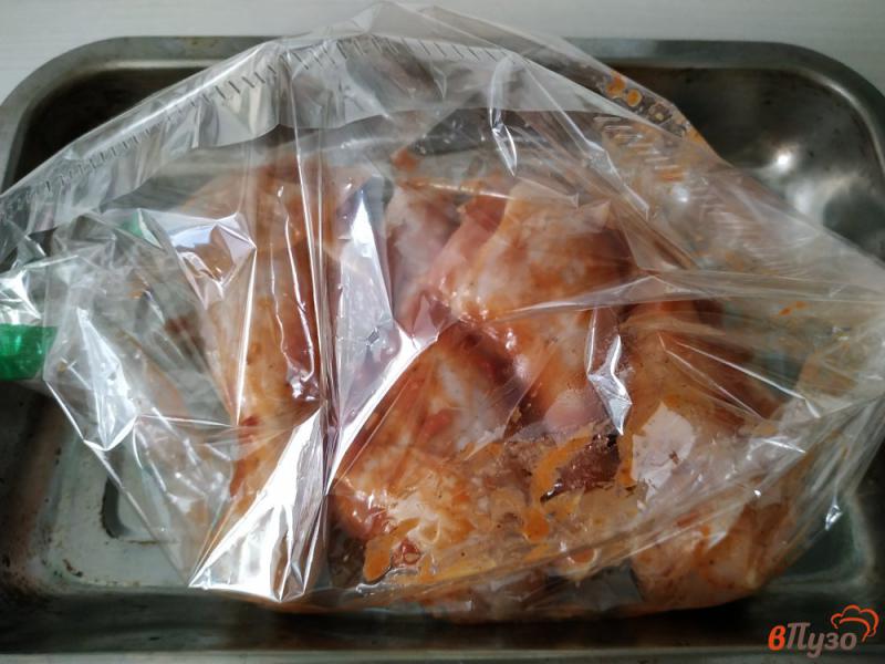 Фото приготовление рецепта: Куриные голени запеченые в соусе сацебели шаг №4