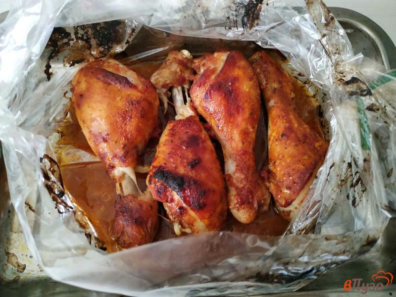 Фото приготовление рецепта: Куриные голени запеченые в соусе сацебели шаг №5