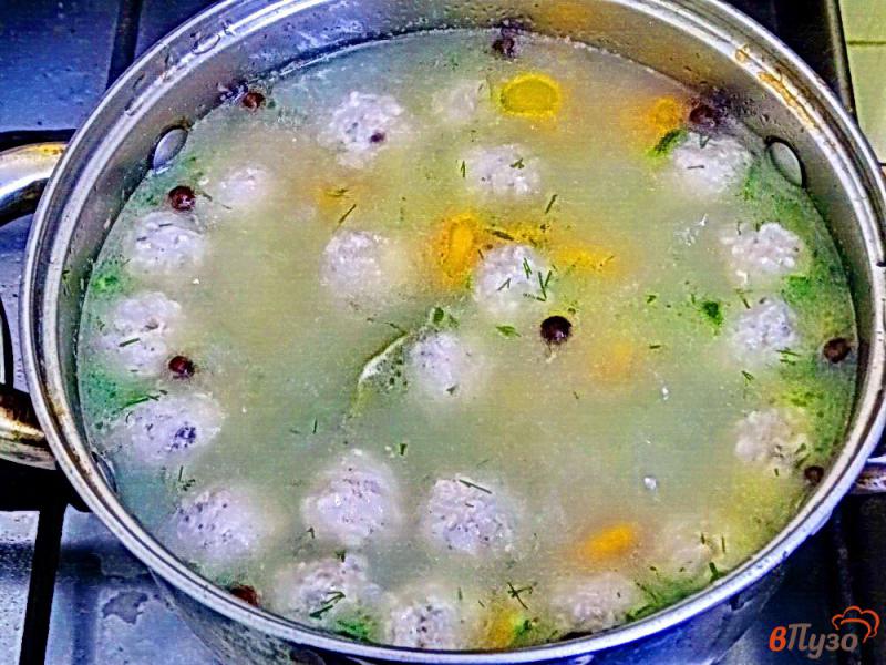 Фото приготовление рецепта: Суп с фрикадельками и яермишелью шаг №7